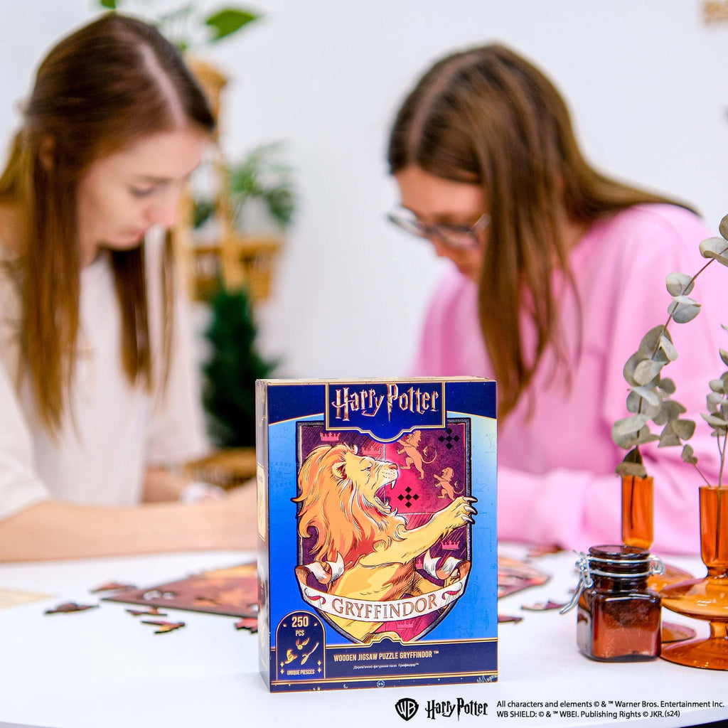 Wooden jigsaw puzzle Harry Potter Gryffindor™ Gameplay (B2B)