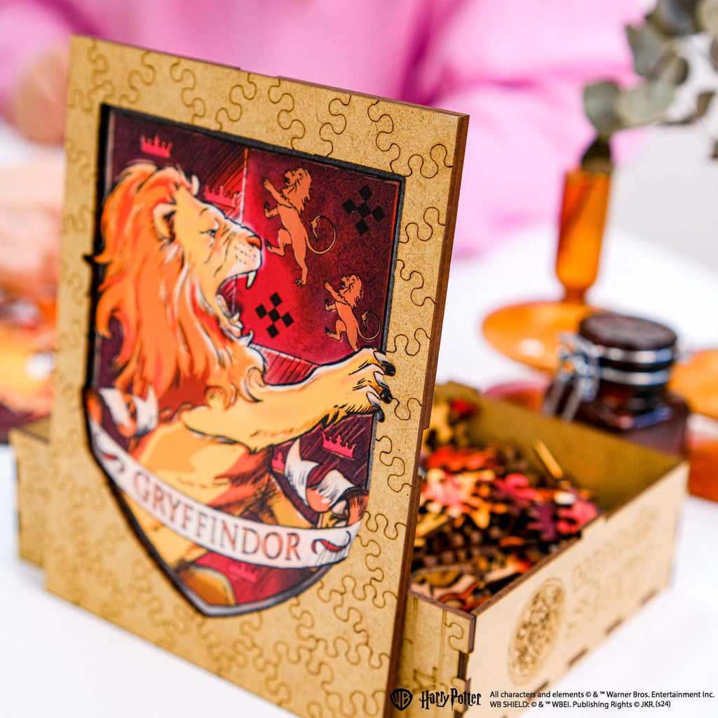 Wooden jigsaw puzzle Harry Potter Gryffindor™ Gameplay (B2B)