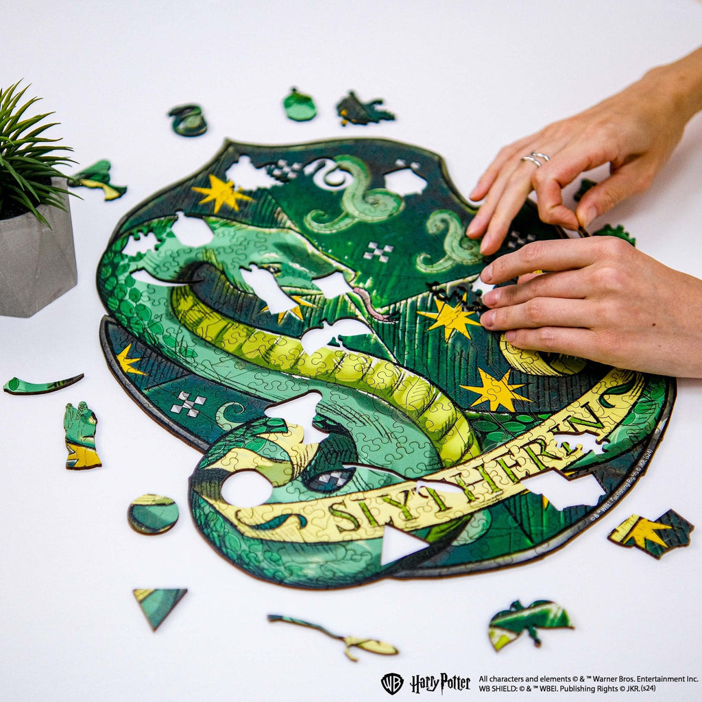 Wooden jigsaw puzzle Harry Potter Slytherin™ Gameplay (B2B)