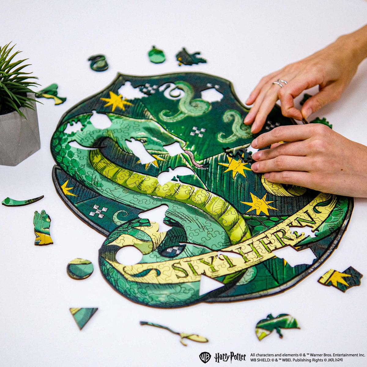 Wooden jigsaw puzzle Harry Potter Slytherin™ Gameplay (B2B)