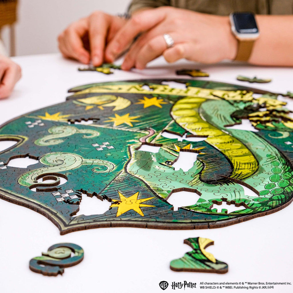 Wooden jigsaw puzzle Harry Potter Slytherin™ Gameplay (B2B)
