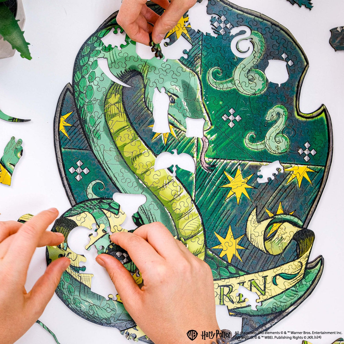 Wooden jigsaw puzzle Harry Potter Slytherin™ Gameplay (B2B)